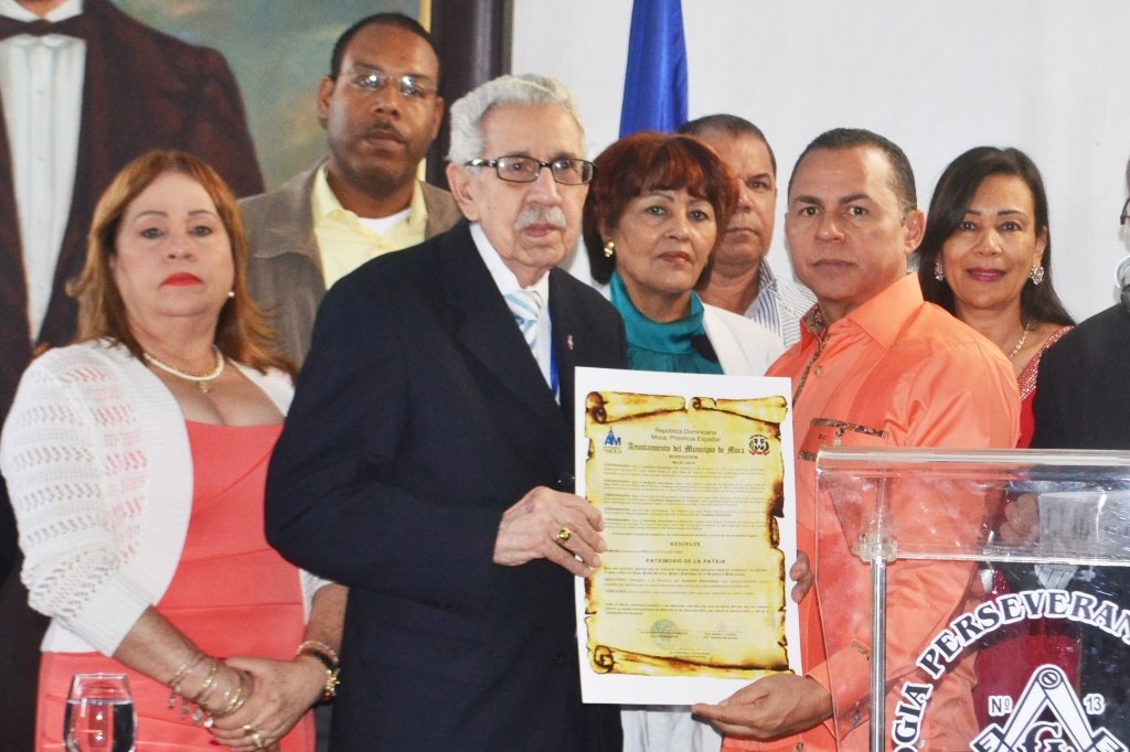 Ayuntamiento de Moca Entregan un reconocimiento al Profesor José Joaquín Pérez Saviñon, presidente del Instituto Duartian